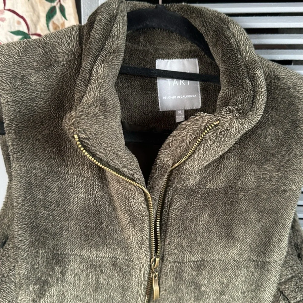 XL Lemon Tart quilted Vest in a gorgeous army green color. Super cozy & cozy EUC - Picture 8 of 12